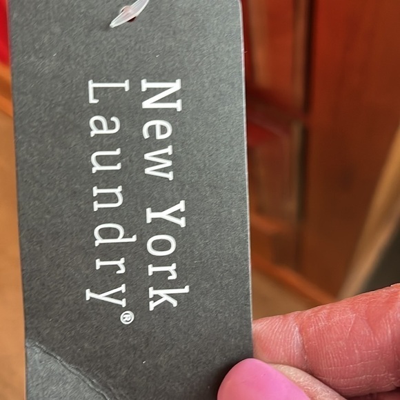 New York Laundry Women’s red V-neck top with embroidered flowers size small NWT - Picture 4 of 9